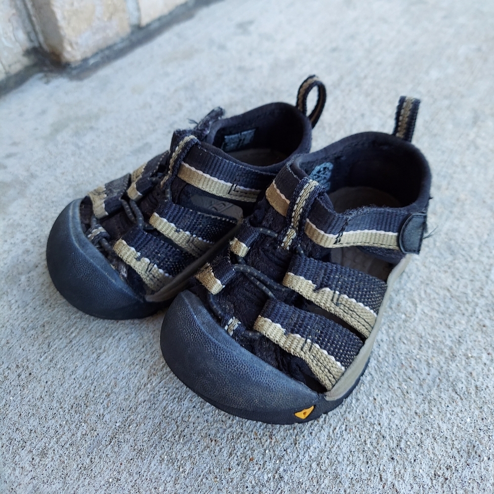 Keen sandals boy's😃😃😃 Size 4